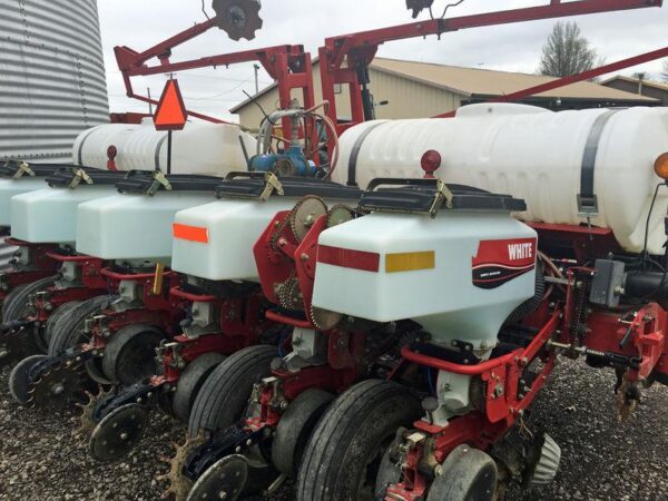2013 MASSEY FERGUSON PLANTER WITH 12 ROW